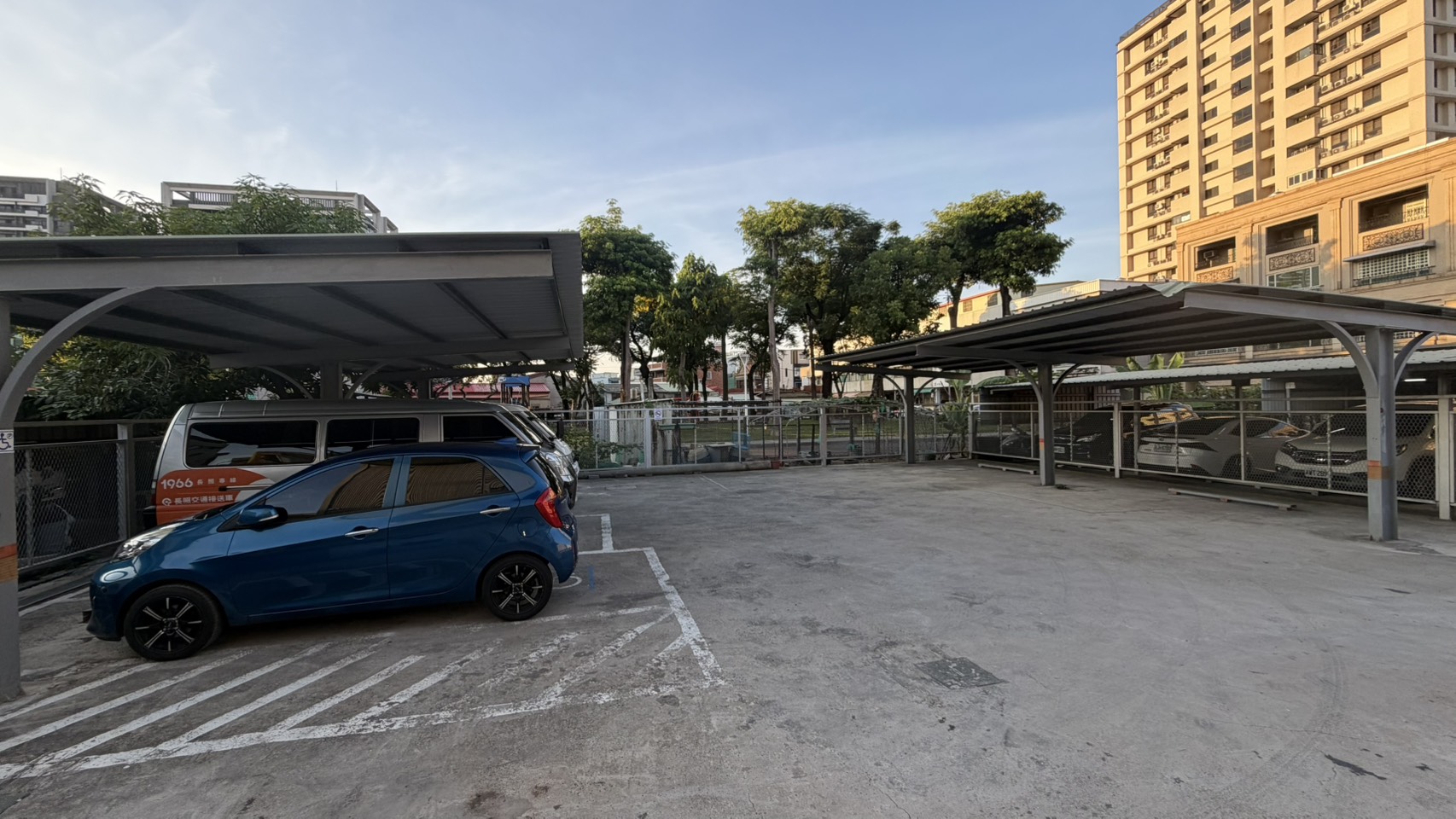 小港區停車場環境